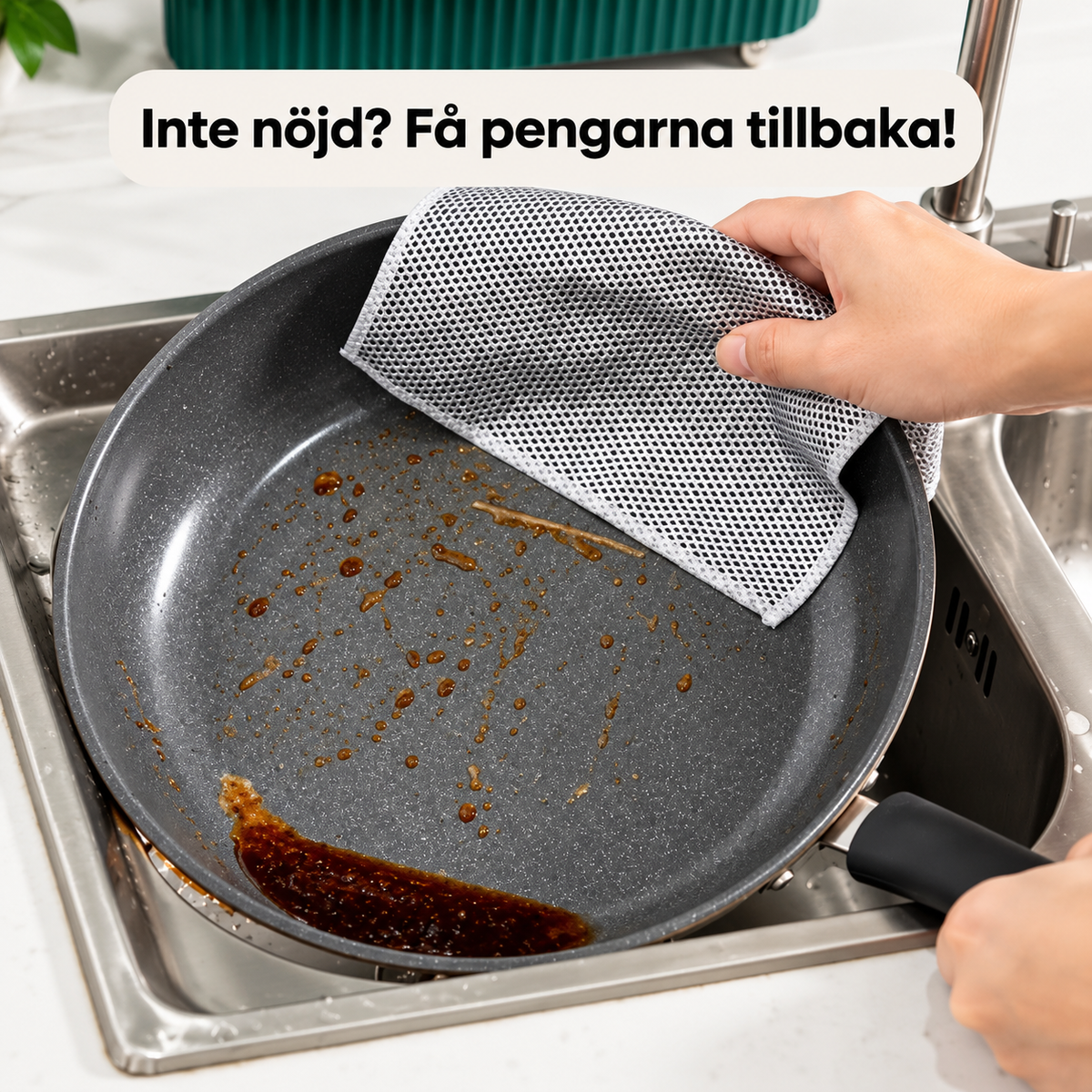 Panna med fastbränt fett blir ren efter rengöring med Renvia